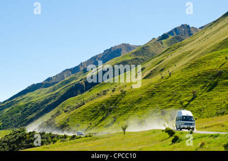 Camping--van sur la route de gravier au-dessus Moke Lake, près de Queenstown, île du Sud, Nouvelle-Zélande Banque D'Images