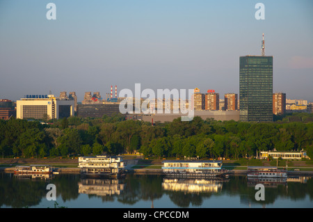 District de Novi Beograd avec soirée disco par bateaux de la rivière Sava Centre de Belgrade Serbie Europe Banque D'Images