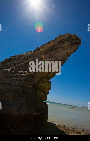 Une grande formation rocheuse sur la plage dans le Parc National de West Coast dans le lagon de Langebaan, Afrique du Sud Banque D'Images