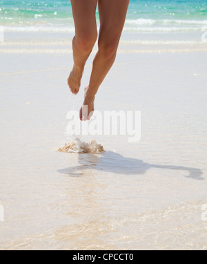 Les jambes dans l'eau peu profonde Banque D'Images