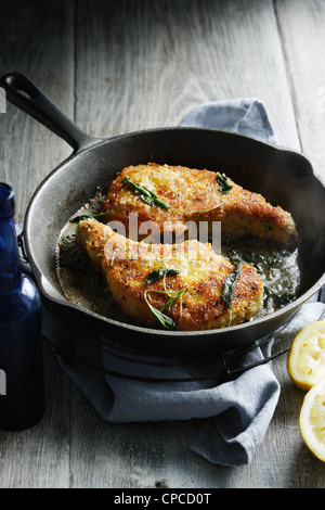 Escalopes de porc frit dans la poêle Banque D'Images