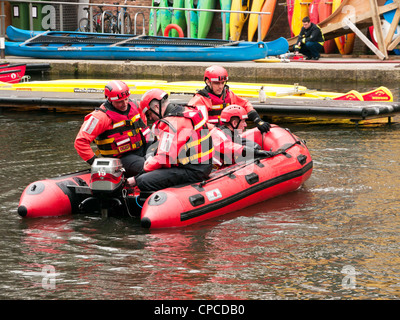 Les hommes de la London Fire Brigade pratiquant sur le canal dans la Petite Venise, Paddington, l'ouest de Londres, sur le Canal Grand Union Banque D'Images