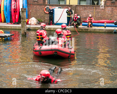 Les hommes de la London Fire Brigade pratiquant sur le canal dans la Petite Venise, Paddington, l'ouest de Londres, sur le Canal Grand Union Banque D'Images