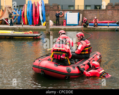 Les hommes de la London Fire Brigade pratiquant sur le canal dans la Petite Venise, Paddington, l'ouest de Londres, sur le Canal Grand Union Banque D'Images