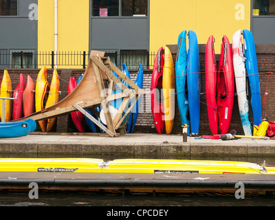 Les canots de la London Fire Brigade par le canal dans la Petite Venise, Paddington, l'ouest de Londres, sur le Canal Grand Union Banque D'Images