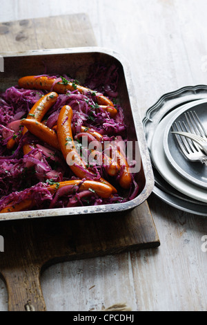 Plat de chou violet et saucisses Banque D'Images