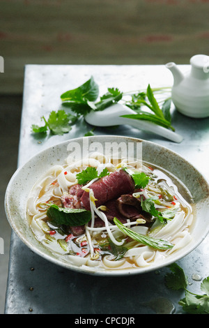 Bol de soupe avec des nouilles Pho Banque D'Images