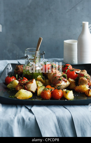 Le bac de porc avec légumes rôtis Banque D'Images