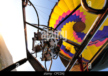 Brûleurs sont prêts à réchauffer l'air de l'enveloppe d'un ballon à air chaud Banque D'Images