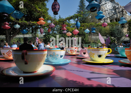 Visiteurs en tourbillonnant à tasses Anaheim Disneyland Banque D'Images