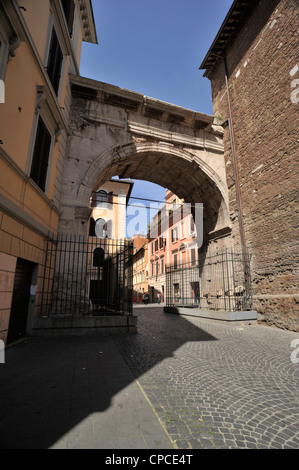 Italie, Rome, murs de Servian, arc romain de Gallieno Banque D'Images