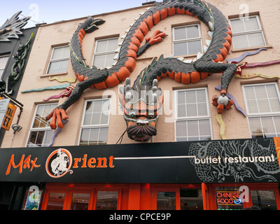 Un restaurant buffet oriental dans une rue de Camden Market, Londres, UK Banque D'Images