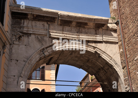 Italie, Rome, murs de Servian, arc romain de Gallieno Banque D'Images