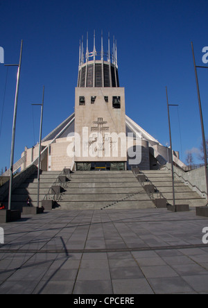 Metropolitan Cathedral of Christ the King, Liverpool, Angleterre contre le ciel bleu Banque D'Images
