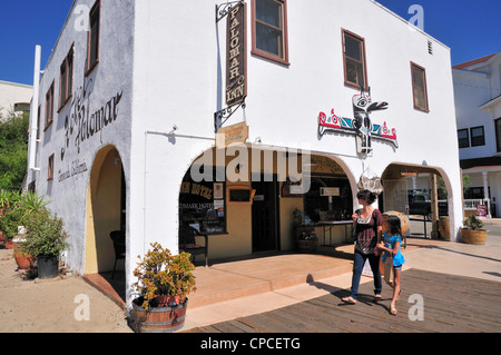 Femme et enfant se promener par le Palomar Inn qui abrite aussi le Curry Vineyards wine tasting room à Temecula, Californie Banque D'Images