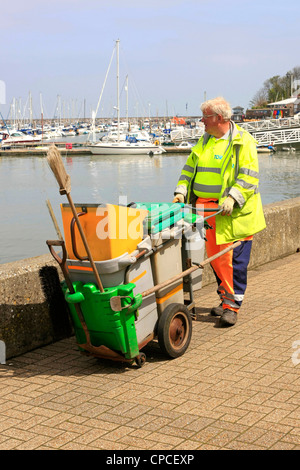 Une balayeuse avec son panier à Brixham Devon Banque D'Images