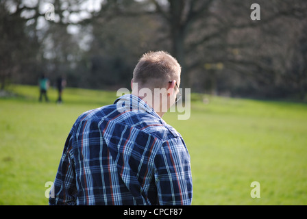 Homme marchant dans la spring park Banque D'Images