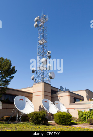 La station de télévision satellite dishes Banque D'Images