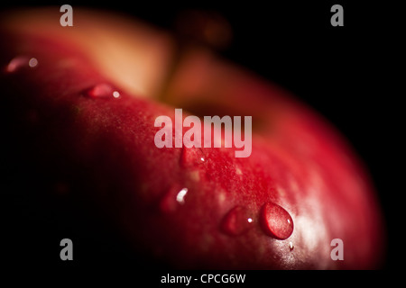 Fresh red apple avec des gouttelettes d'eau, toujours la vie. Banque D'Images