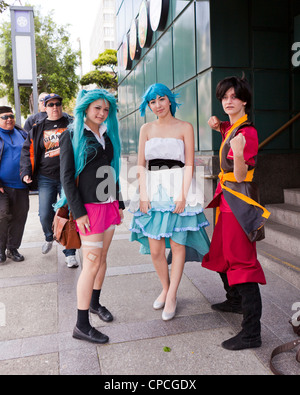 Les jeunes femmes de race blanche habillé en anime caractères - San Francisco, California USA Banque D'Images