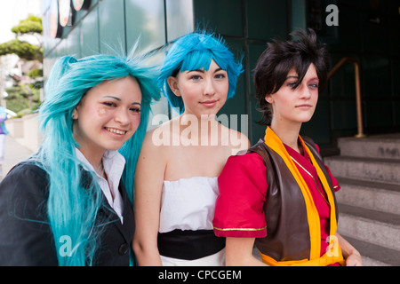 Les jeunes femmes de race blanche habillé en anime caractères - San Francisco, California USA Banque D'Images