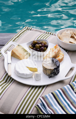 Assiette de fromage et d'olives Banque D'Images