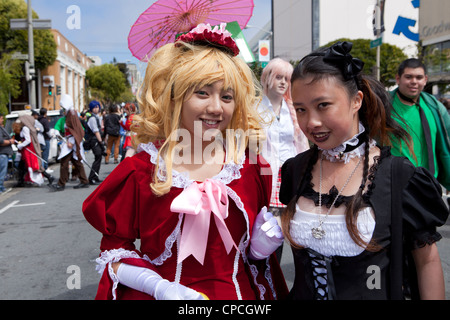 Les jeunes femmes asiatiques habillés en anime caractères - San Francisco, California USA Banque D'Images