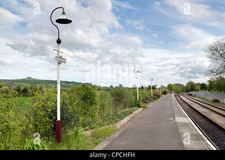 La station sur la rivière Avon Avon Valley railway line près de Saltford et Bitton, Bristol, Royaume-Uni le beau jour Banque D'Images