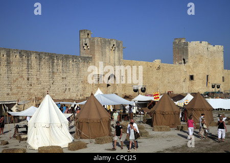 Fête médiévale dans la cité médiévale d'Aigues-Mortes, Gard, Occitanie, France Banque D'Images