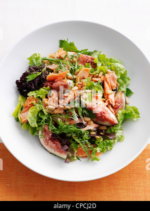 Assiette de poisson et salade de figues Banque D'Images