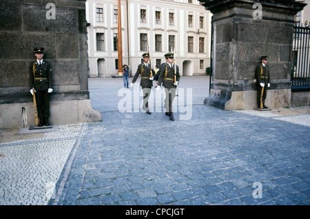 Hradčani. La garde du palais présidentiel. Armée CSSR. Prague - République tchèque en capital dernière décennie du régime communiste. Photo prise en 1988. année. Banque D'Images