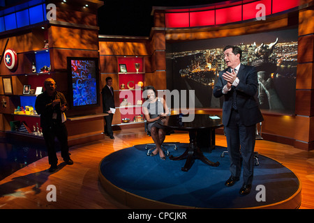 La Première Dame Michelle Obama participe à une entrevue avec Stephen Colbert lors d'un enregistrement de The Colbert Report, à la Colbert Report Studio 11 Avril, 2012 à New York, NY. Banque D'Images