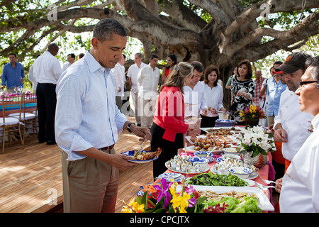 Le président Barack Obama participe à un déjeuner de travail bilatéral avec le président Juan Manuel Santos de la Colombie et des États-Unis et les délégations colombienne à la Casa de HuŽspedes le 15 avril 2012. à Cartagena, Colombie. Banque D'Images