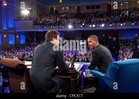 Le président Barack Obama parle avec Jimmy Fallon lors d'un enregistrement de moins de 23 à Memorial Hall de l'Université de Caroline du Nord à Chapel Hill campus le 24 avril 2012. dans la région de Chapel Hill, NC. Banque D'Images