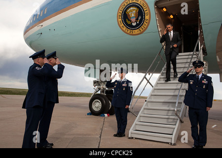 Le président Barack Obama débarque l'Air Force One à son arrivée le 24 avril 2012 à Buckley Air Force Base, Aurora, Colorado. Banque D'Images