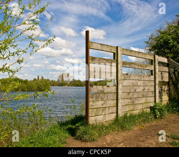Bird hide Lookout et le lac Attenborough Nature Reserve Nottinghamshire Nottingham East Midlands, Angleterre Europe Banque D'Images