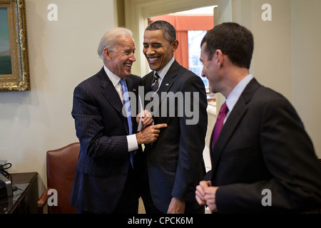 Le président Barack Obama parle des blagues avec le Vice-président Joe Biden et Conseiller David Plouffe dans le bureau ovale extérieur le 26 avril 2012 à Washington, DC. Banque D'Images