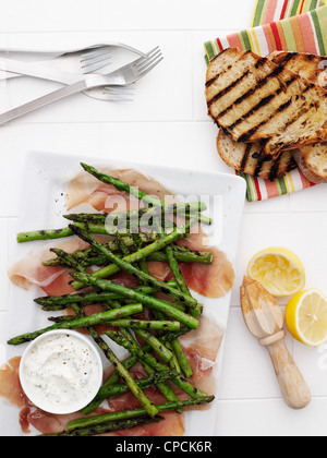 De plaques, d'asperges, jambon et du pain Banque D'Images