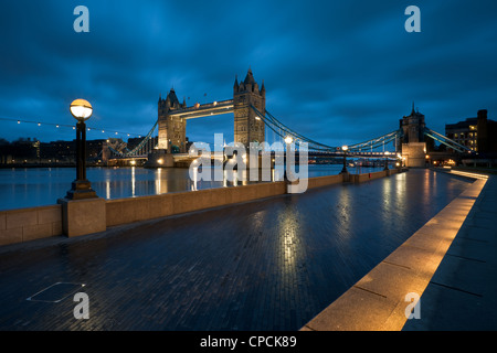 Tower Bridge vu de Queen's à pied la nuit, Londres. Banque D'Images