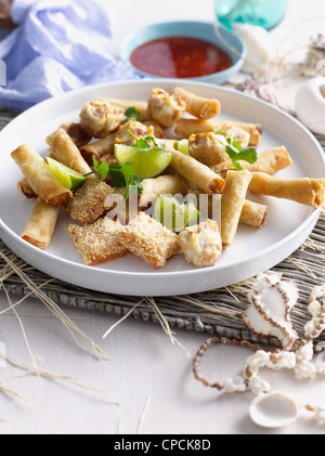 Assiette de pâtés impériaux et des gâteaux de sésame Banque D'Images