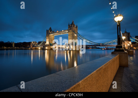 Tower Bridge vu de Queen's à pied la nuit, Londres. Banque D'Images