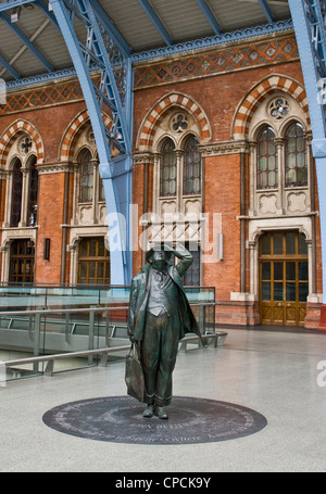 Statue en bronze Sir John Betjeman (Martin Jennings 2007) à l'étage supérieur 1 e année répertoriées St Pancras International Londres Banque D'Images