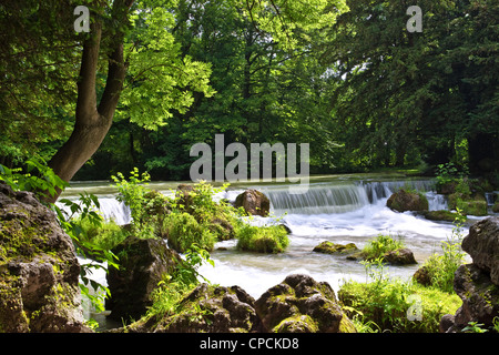 Rivière avec chute d'eisbach jardin anglais munich haute-bavière bavière Allemagne Europe Englischer Garten deutschland oberbayern Banque D'Images