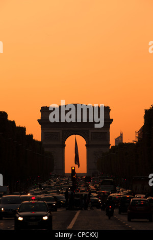 La lumière rouge au coucher du soleil sur l'Arc de Triomphe. Paris, France. Banque D'Images