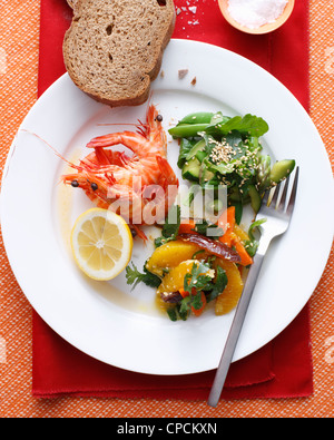 Assiette de crevettes roses avec des salades et de pain Banque D'Images