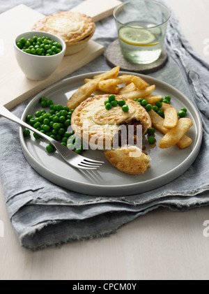 Assiette de pâtés à la viande, frites et petits pois Banque D'Images