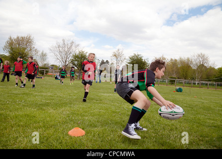 Junior enfant à jouer au rugby et marquer un essai, Newmarket, Suffolk Juniors UK Banque D'Images