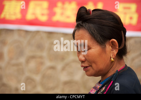 Dong femme avec des vêtements traditionnels et la coiffure, le sud de la Chine Banque D'Images