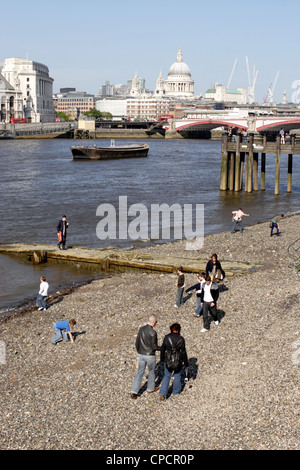 Thames plage près de Gabriel's Wharf, Southbank, Londres, Angleterre, Royaume-Uni. Banque D'Images