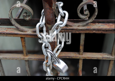 Chaîne et cadenas sur une cave, New York Banque D'Images